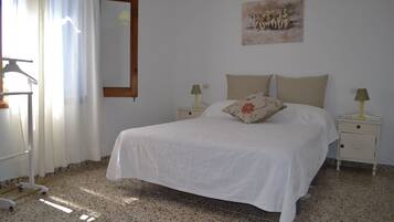 4 dormitorios, tabla de planchar con plancha, cuna de viaje