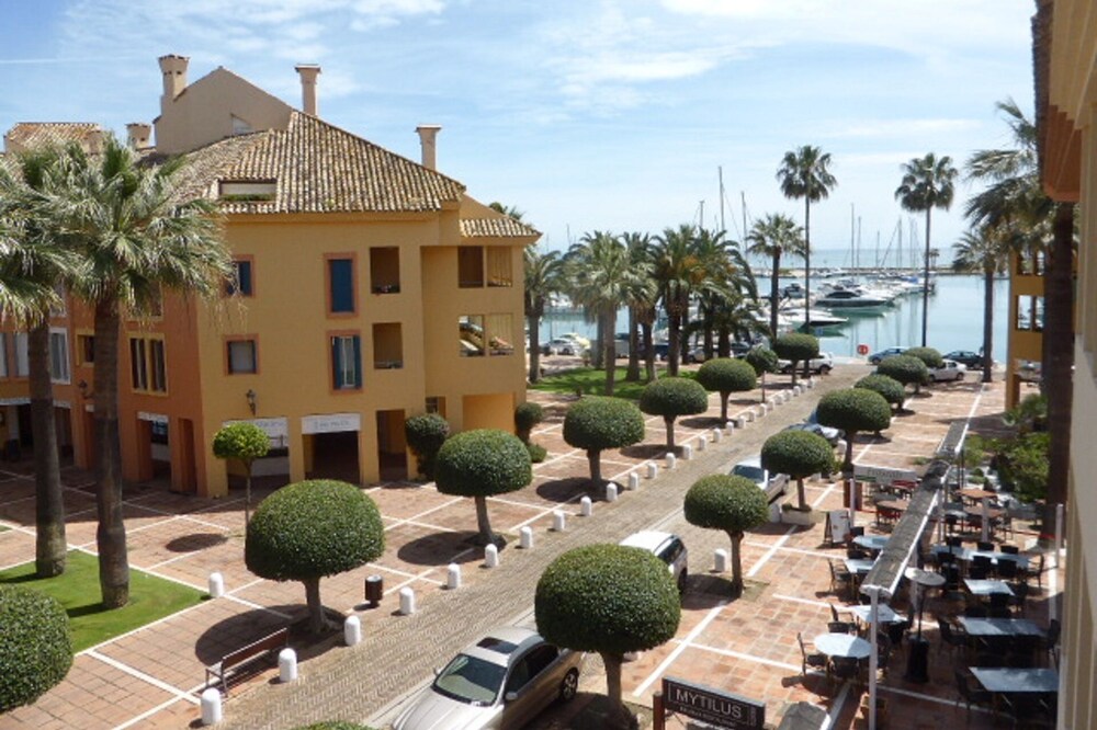Stunning Marina front Apartment Puerto Sotogrande, beach and amenities 1min walk