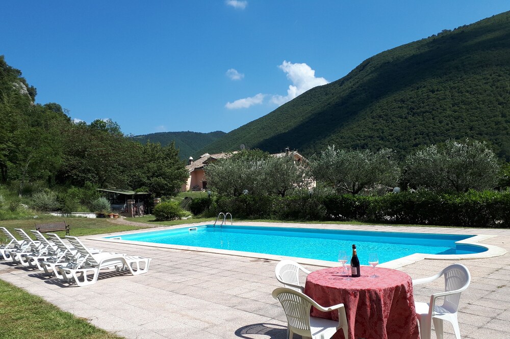 Villa Salimbeni 8 bedrooms, large swimming pool, panoramic view, for 16 people