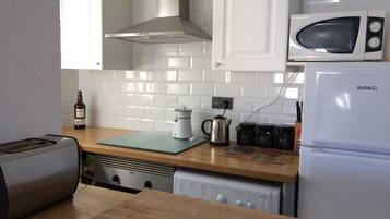 Een koelkast, een magnetron, een oven, een kookplaat