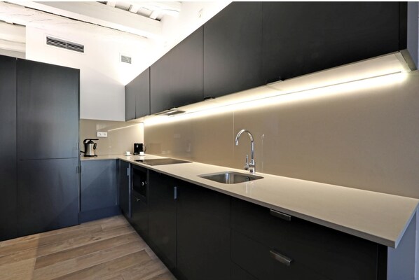 Réfrigérateur, four à micro-ondes, lave-vaisselle, cafetière-théière