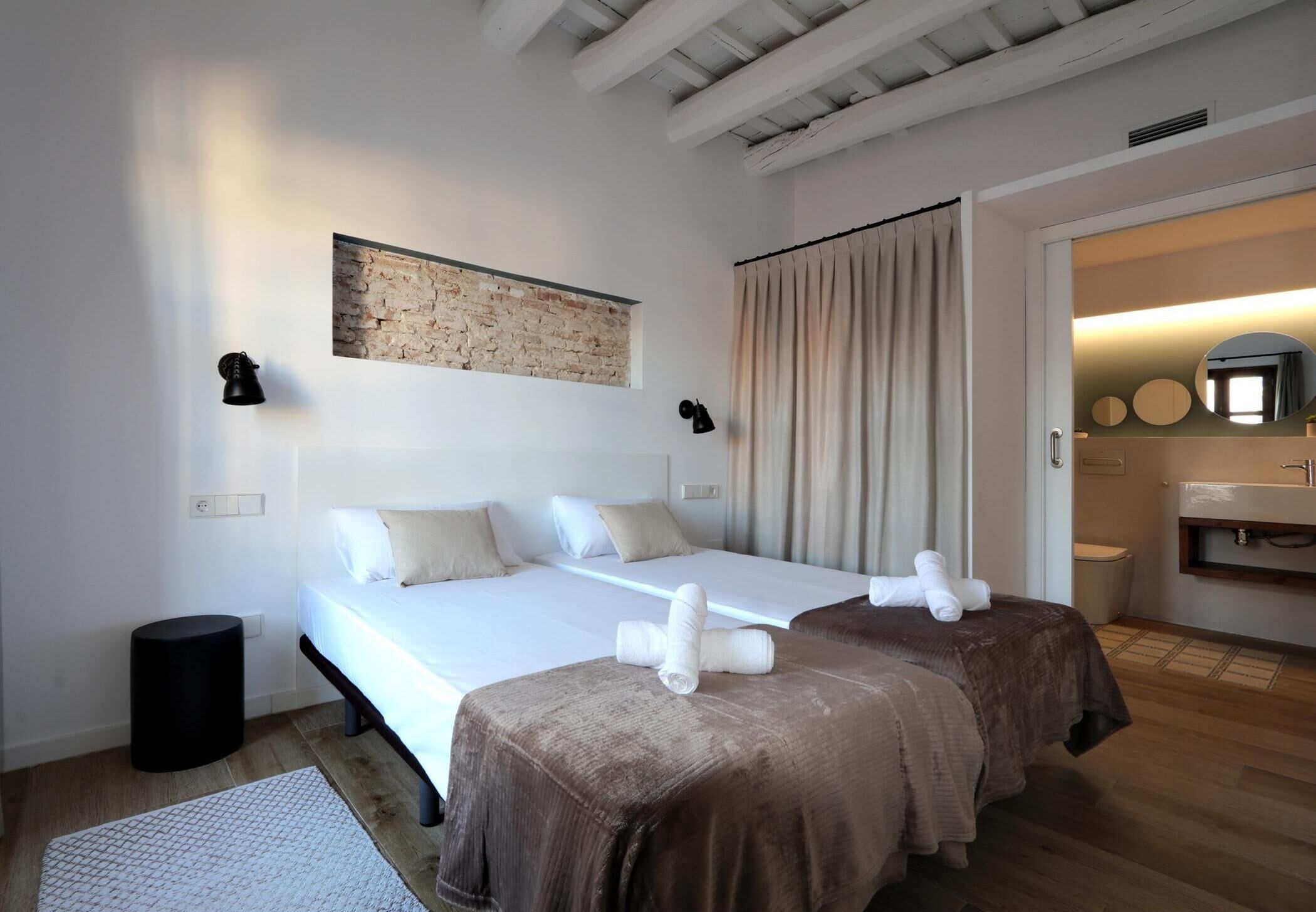 3 bedrooms, iron/ironing board, free internet, bed sheets