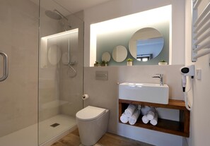 Dusche, Haartrockner, Handtücher