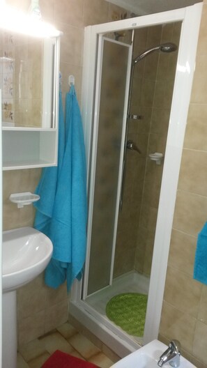 Dusche, Haartrockner, Handtücher