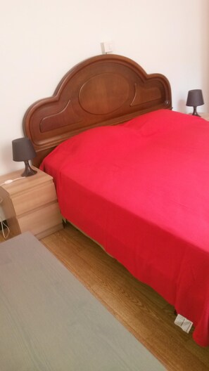 3 chambres, coffres-forts dans les chambres, fer et planche à repasser