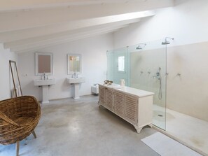 Baignoire, sèche-cheveux