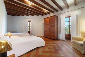 3 bedrooms, iron/ironing board, Internet, bed sheets - Townhouse Can Felip by SunVillas Mallorca (Pollença)