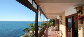 SPACIOUS FRONT-LINE BEACH APARTEMENT, SOUTH FACING, AIRCO, AMAZING VIEWS, WIFI 