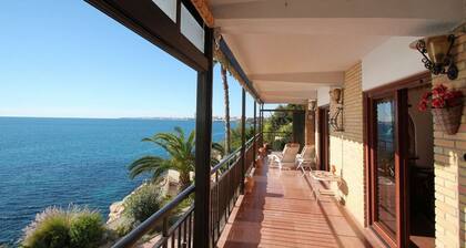 SPACIOUS FRONT-LINE BEACH APARTEMENT, SOUTH FACING, AIRCO, AMAZING VIEWS, WIFI