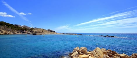 على الشاطئ، كراسي للتشمس، مناشف للشاطئ