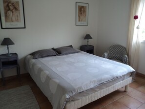 2 bedrooms, iron/ironing board, travel crib, WiFi - Timber frame house with garden (Vers)