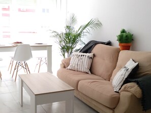 Télévision, baby-foot, table de tennis de table, livres