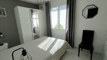 1 chambre, fer et planche Ă repasser