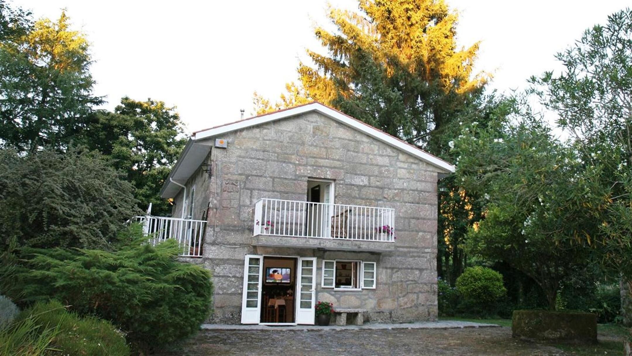 Tourist house in Pontecaldelas, Pontevedra, garden 3000 m2 and barbecue