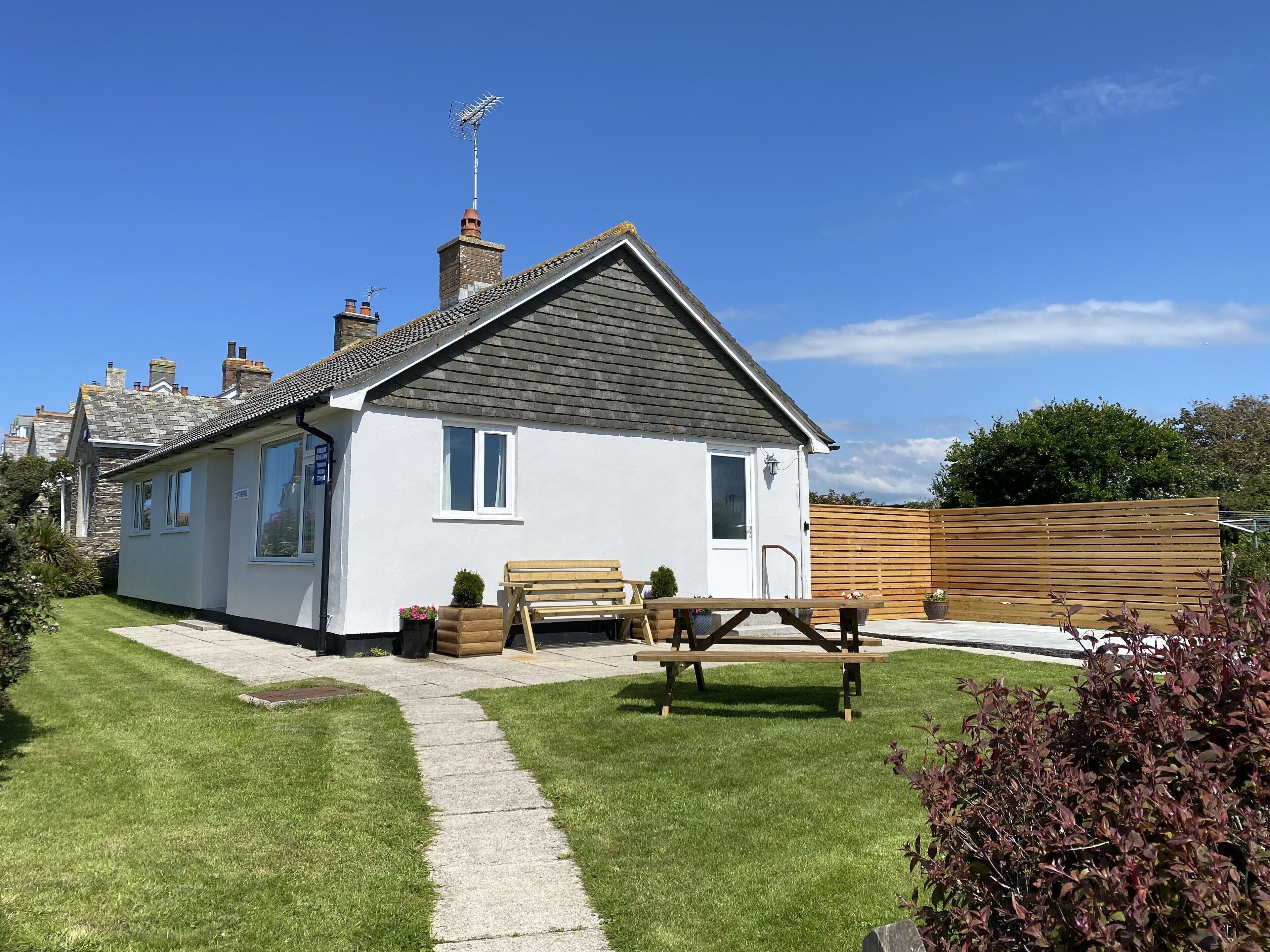 GREAT LOCATION  less than 5 minute walk to centre of Tintagel and Coastal Footpa