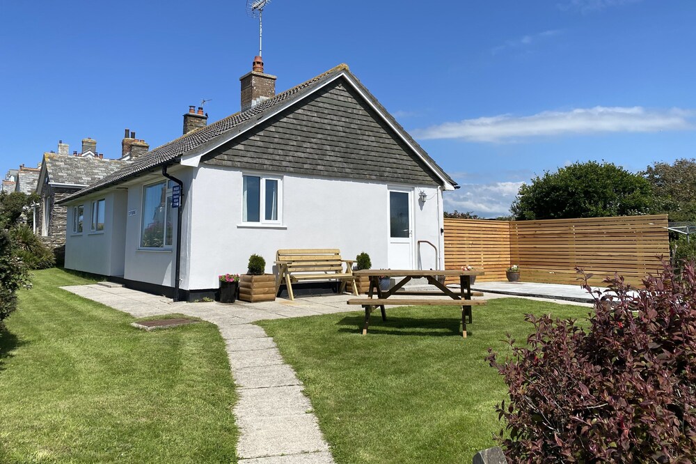 GREAT LOCATION less than 5 minute walk to centre of Tintagel and Coastal Footpa