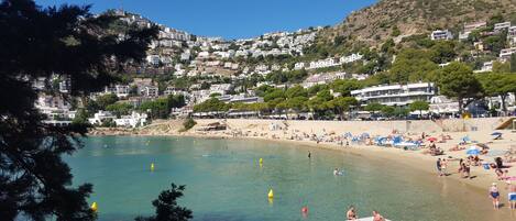 Una playa cerca, sillas reclinables de playa
