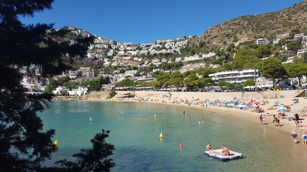 Una spiaggia nelle vicinanze, lettini da mare