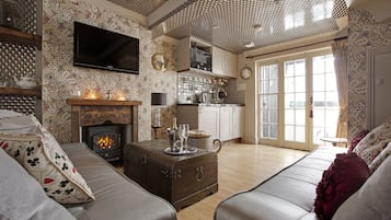 Smart TV, fireplace, DVD player, books