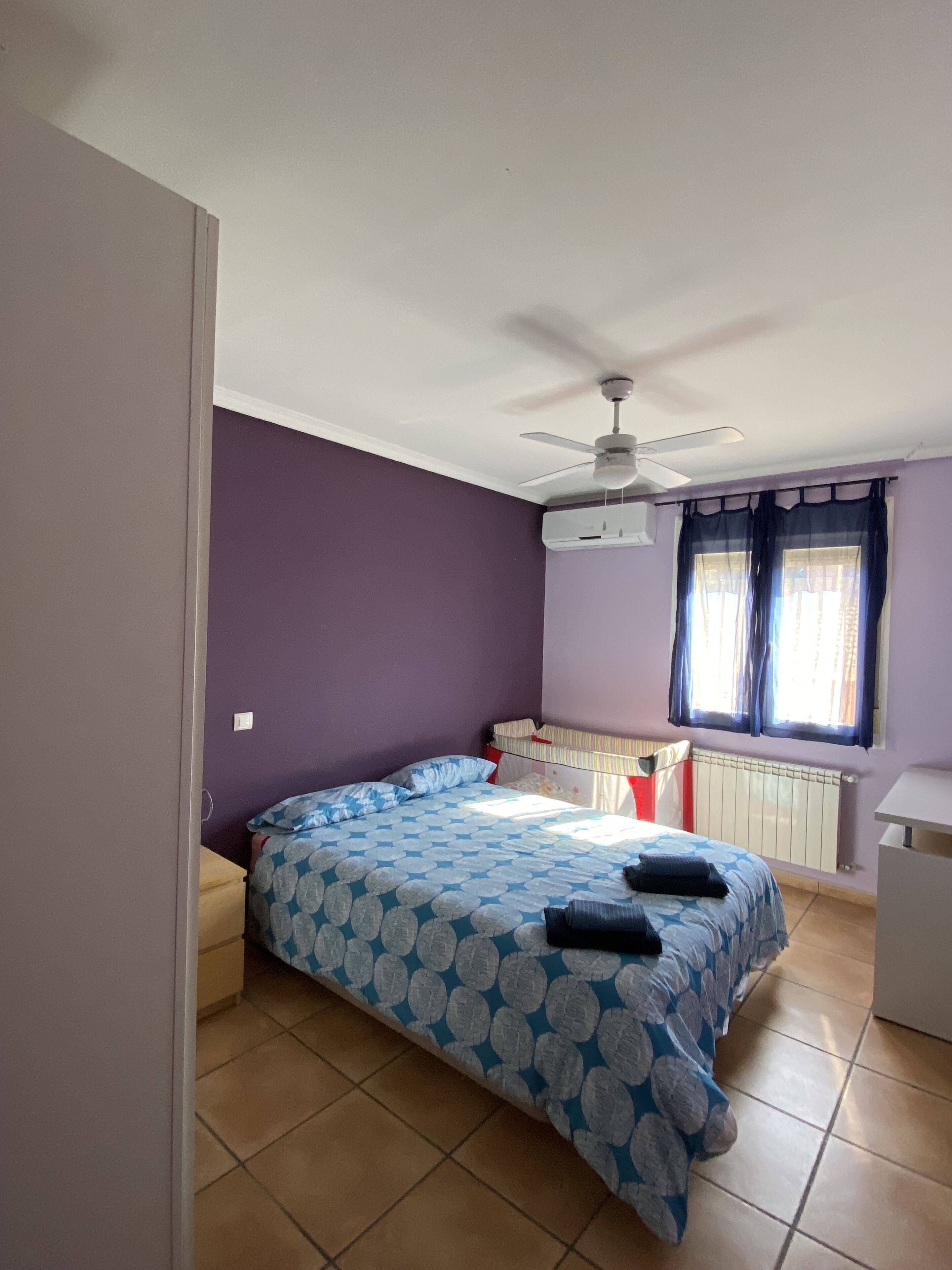 5 dormitorios, escritorio, tabla de planchar con plancha y cuna de viaje