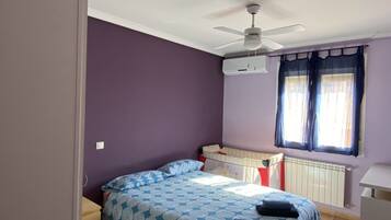 5 dormitorios, escritorio, tabla de planchar con plancha y cuna de viaje