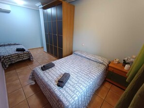 5 bedrooms, desk, iron/ironing board, travel crib - BEAUTIFUL COUNTRY HOUSE (Méntrida)