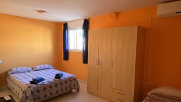 5 bedrooms, desk, iron/ironing board, travel crib