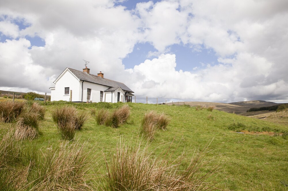 SHEPHERDS' RETREAT, pet friendly, with open fire in Gortin