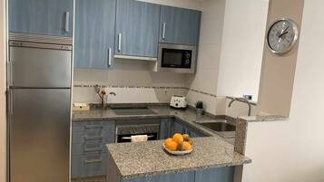 Frigorífico, microondas, horno y placa de cocina