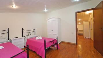 10 slaapkamers, een strijkplank/strijkijzer, wifi, beddengoed