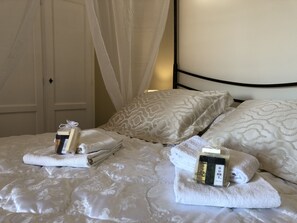 10 quartos, ferros/tábuas de passar roupa, Wi-Fi, roupa de cama