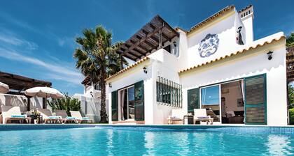 Lage im alten Dorf, zu Fuß zum Yachthafen, komplett neu renoviert, Whirlpool, Poolheizung