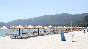 Una playa cerca, toallas de playa