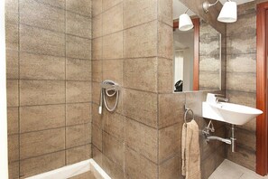 Een douche, een haardroger, handdoeken, zeep