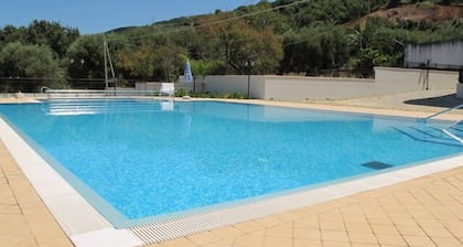 Moderno appartamento con vista sul mare e piscina.