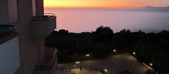 Appartement moderne avec de belles vues sur la mer et piscine.