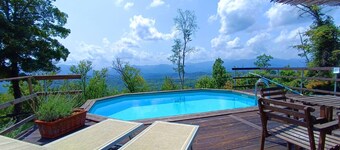 Rustico country house con giardino e piscina privata in zona collinare