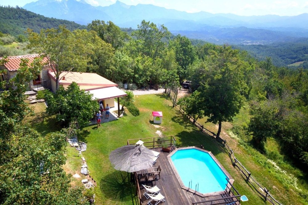 Rustico farmhouse with garden and swimming pool in a hilly area