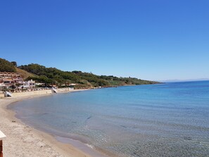 Nær stranden og solsenger