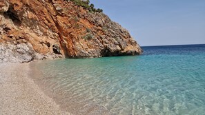 A rocky coastline with clear turquoise water and a pebble beach. - House / Villa - SciaccaVilla (Sciacca)