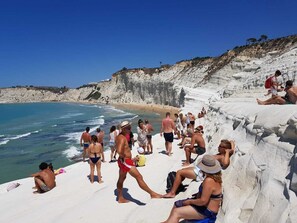 Playa en los alrededores y camastros 