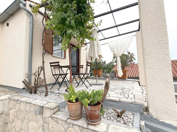 Outdoor dining - LacoDeLama mini resort apartment Pina (LIZNJAN)