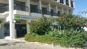 A building with a sign reading "Edificio Vila Magalha." - Sea View , Free Wifi, walking distante from the strip (Albufeira)