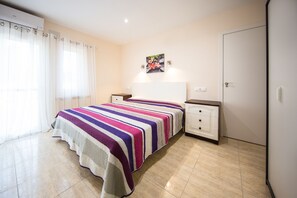 8 chambres, coffre-fort, fer et planche à repasser, lit de bébé portatif