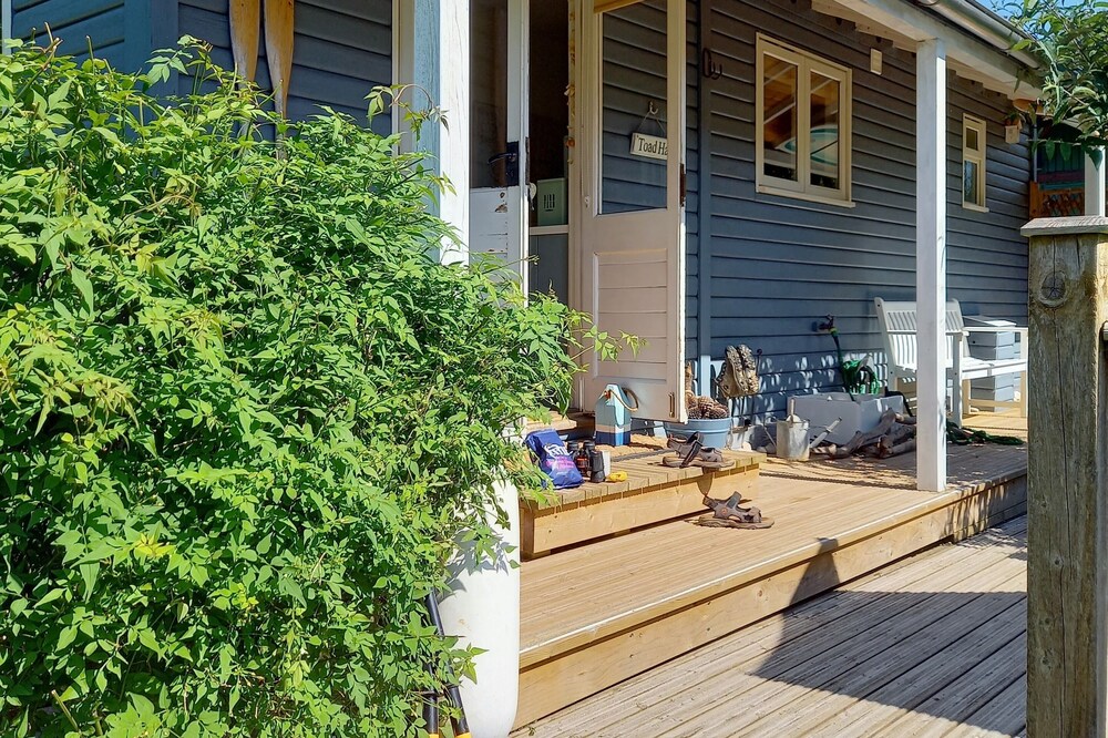 'Beach House' style cabin in secluded valley 1 mile from Bantham beach