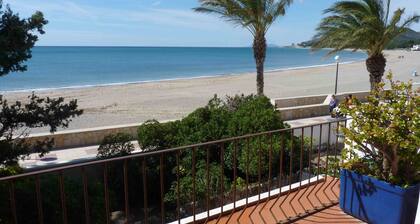 Encantadora villa en primera línea de playa con terrazas soleadas