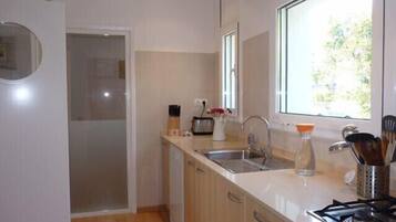 Een koelkast, een microgolfoven, een oven, een kookplaat