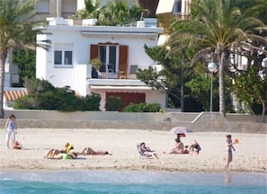 Plage, chaises longues