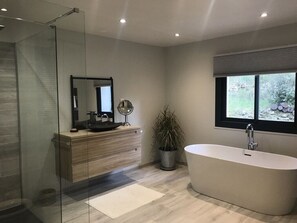Badekar, hårtørrer, håndklæder, Toiletpapir