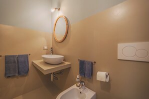 Shower, hair dryer, bidet, towels - A Country House by the Sea (Procchio)